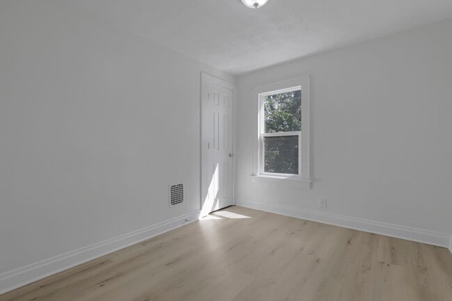 Building Photo - 450 S Terrace Ave
