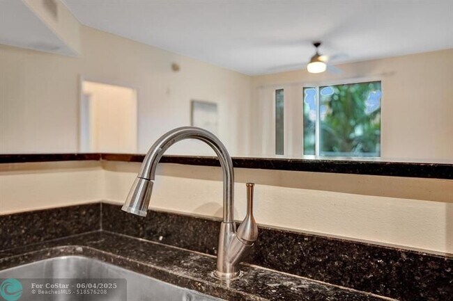 Building Photo - 804 E Windward Way