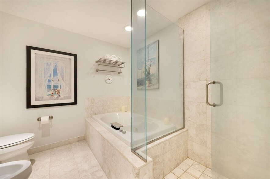 Building Photo - 1331 Brickell Bay Dr