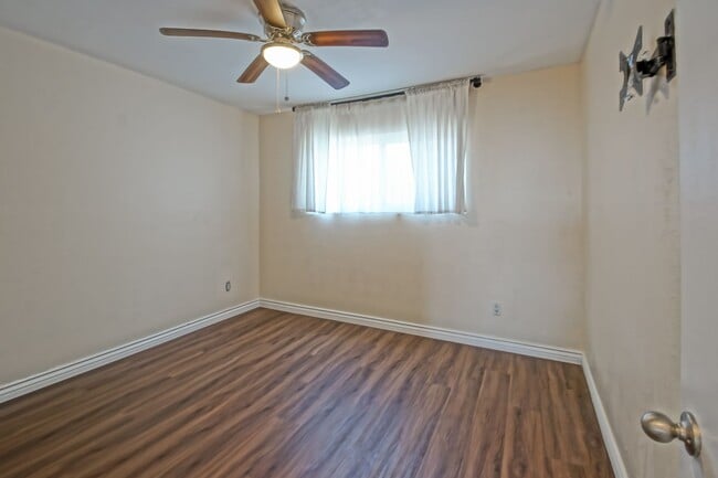Building Photo - Bright & Spacious, Top-Floor 3BR3BA Condo ...