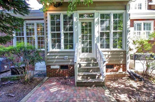 Building Photo - Large 3 Bed | 2.5 Bath Townhouse With Firs...