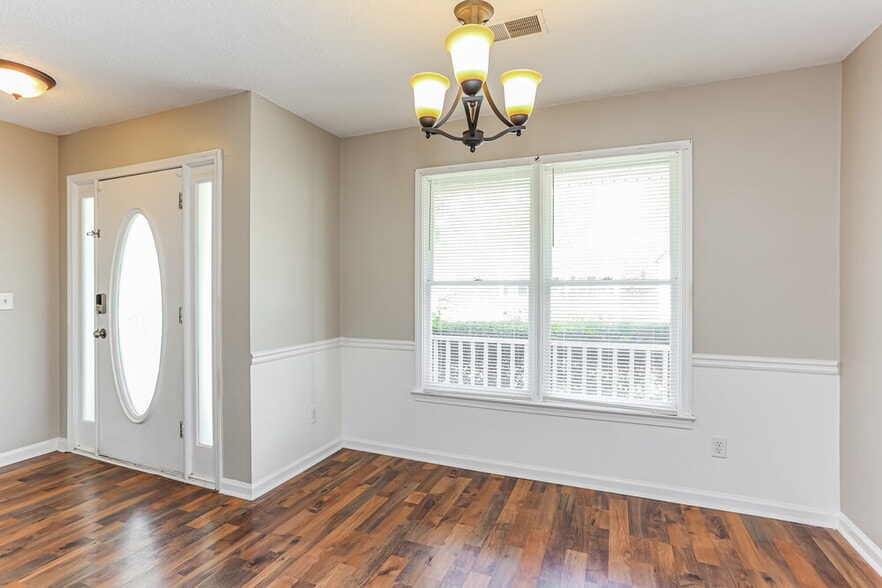 Building Photo - 460 Heathgate Dr SW