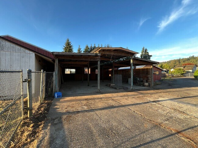 Building Photo - Rental ranch rambler - 3 bed, 2.5 bath, 2 ...