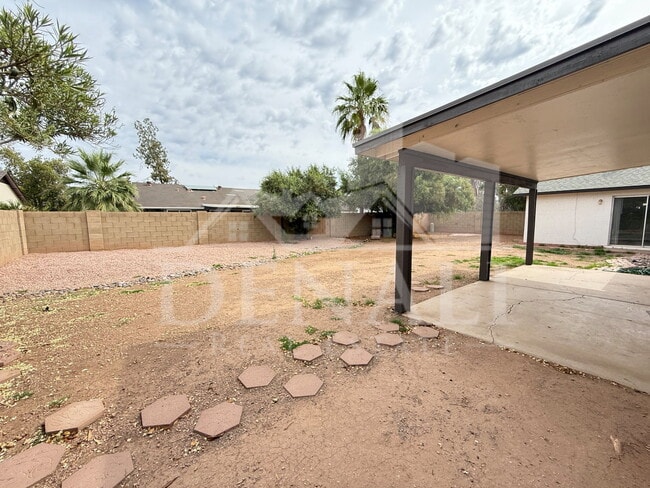 Building Photo - 1016 W Nido Ave