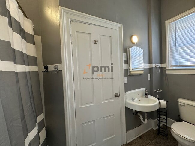 Building Photo - 912 Chicago St