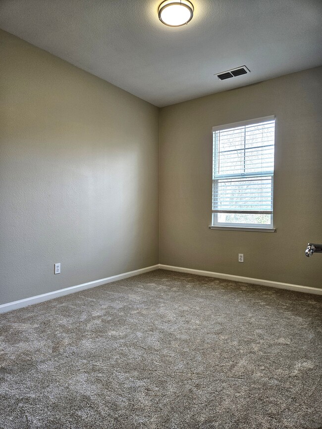 Building Photo - 143 W Saltillo Ln