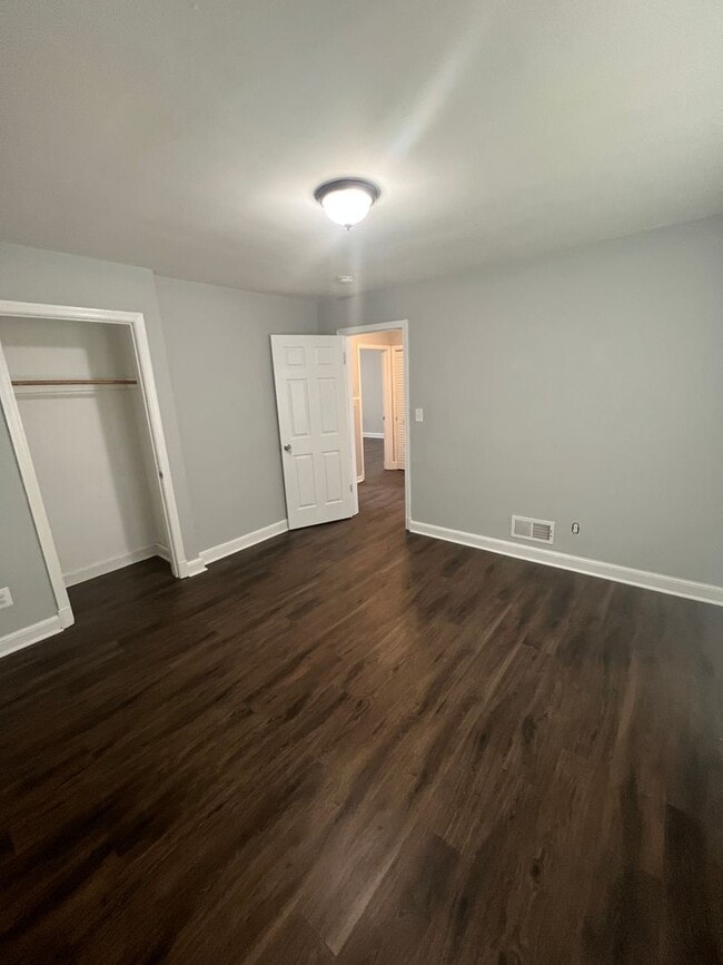 Building Photo - Amazing 6 Bedroom 2 Bathroom home with dual driveways