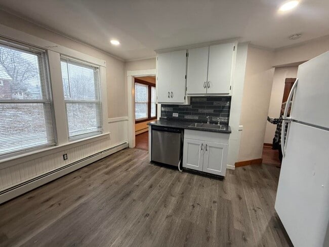 Building Photo - 672 Central St