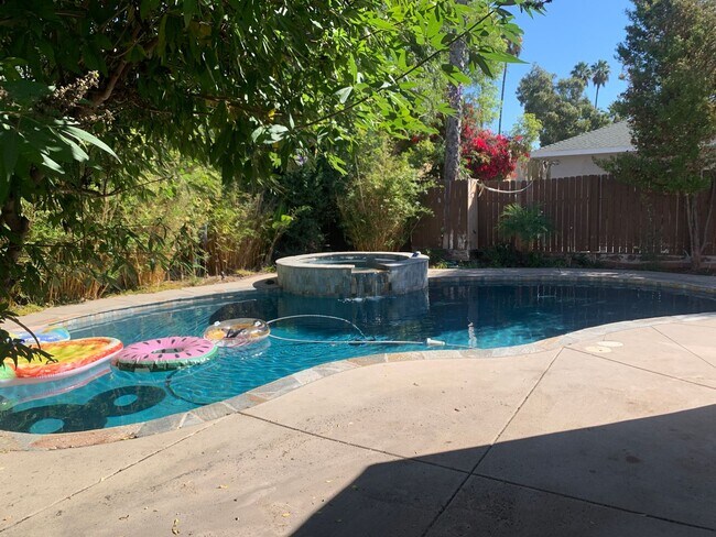 Building Photo - Nice 3 bedroom unit with Pool!  (Lease out, pending signatures. Check back in a few days!)