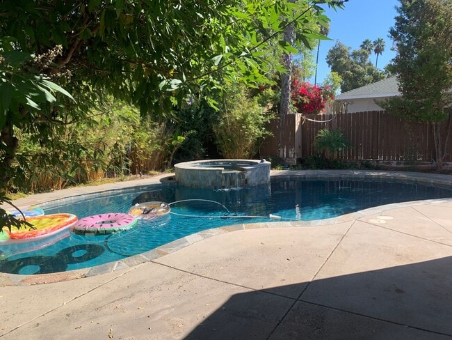 Building Photo - Nice 3 bedroom unit with Pool!