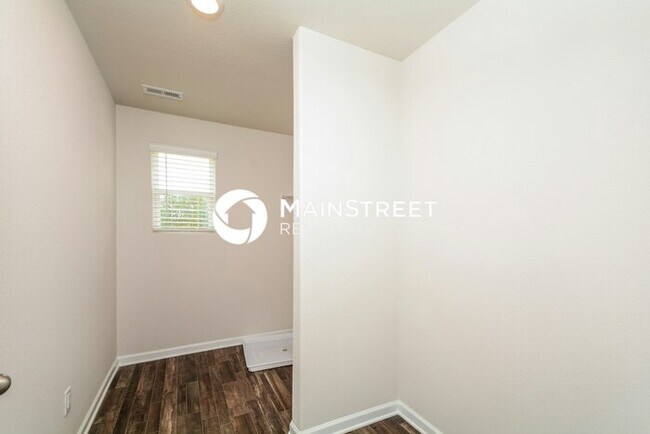 Building Photo - 4 Bedroom Pet-Friendly Home in Zebulon, NC with Main Street Renewal