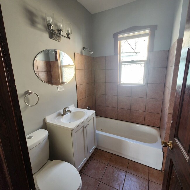 Building Photo - Move In Specials! Spacious 3 Bedroom, 2 Fu...