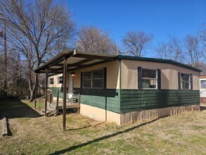 Building Photo - 3 bed 2 bath mobile home in quite community