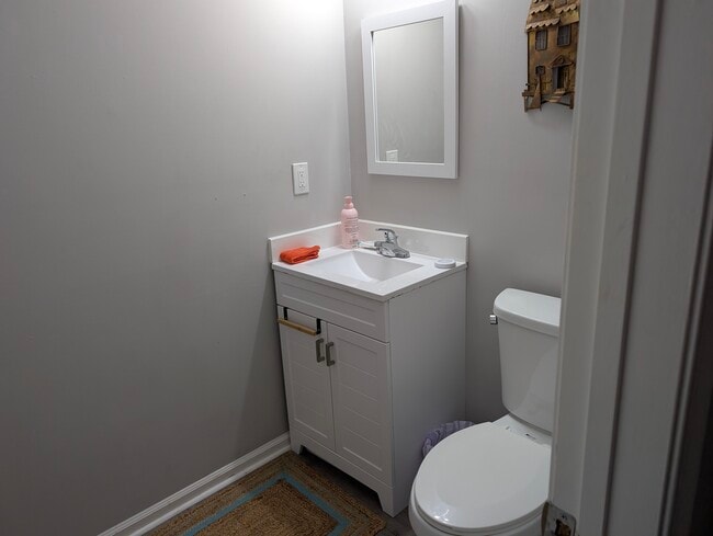 Building Photo - 38 River Bank Dr