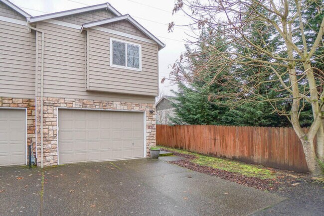 Building Photo - THREE BEDROOM TOWNHOME IN HAZEL DELL