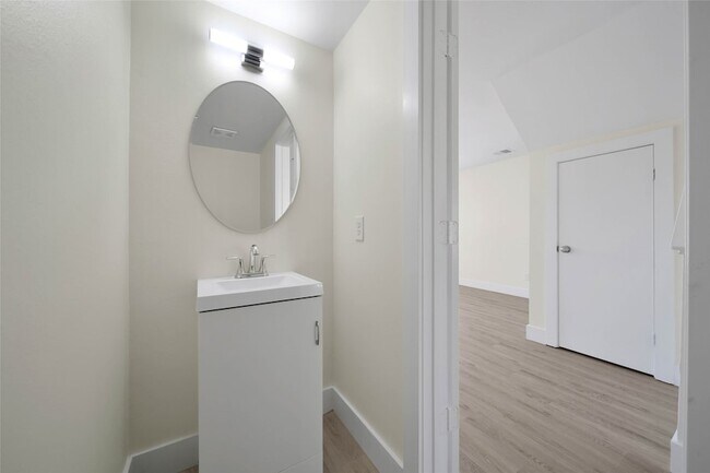 Building Photo - 5303 Bay Pines Dr