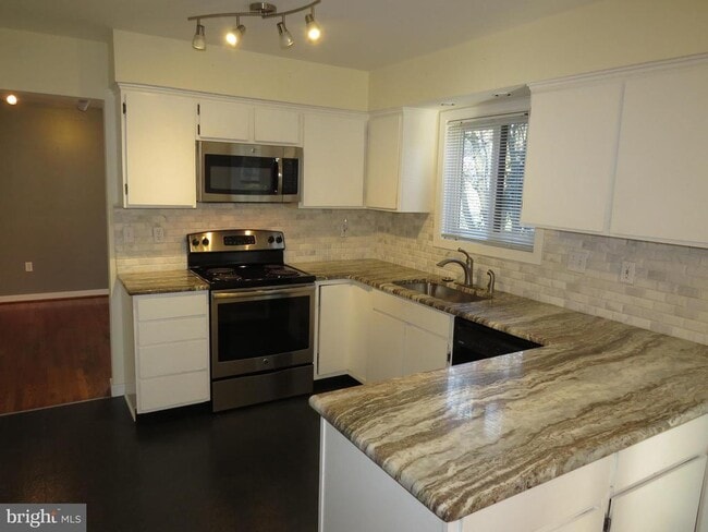 Building Photo - 30 Kings Grant Rd