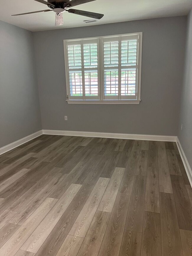 Building Photo - Like new Townhome