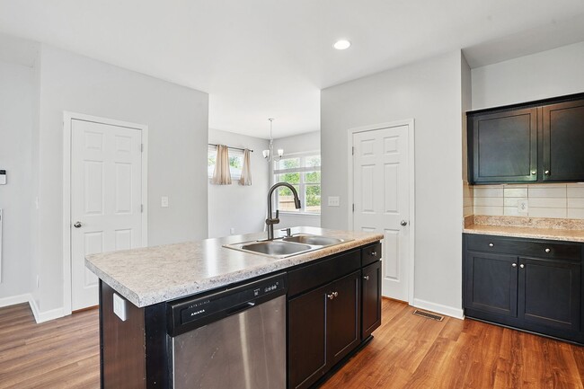 Building Photo - AVAILABLE-GREAT HOME IN THE HEART OF RALEI...