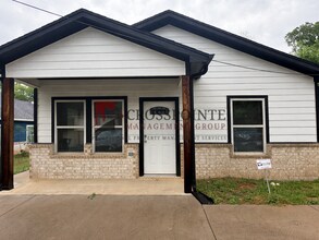 Building Photo - Tour Today! 3 Bedroom, 2 Bathroom Duplex!