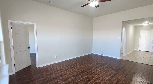 Building Photo - 712 Lazy Crest Dr