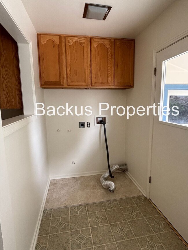 Building Photo - Great one level three bedroom home in South Salinas