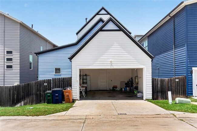 Building Photo - 6105 Florencia Ln