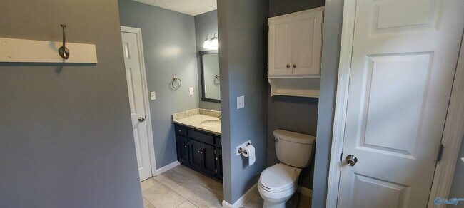 Building Photo - 13031 Camelot Dr SE