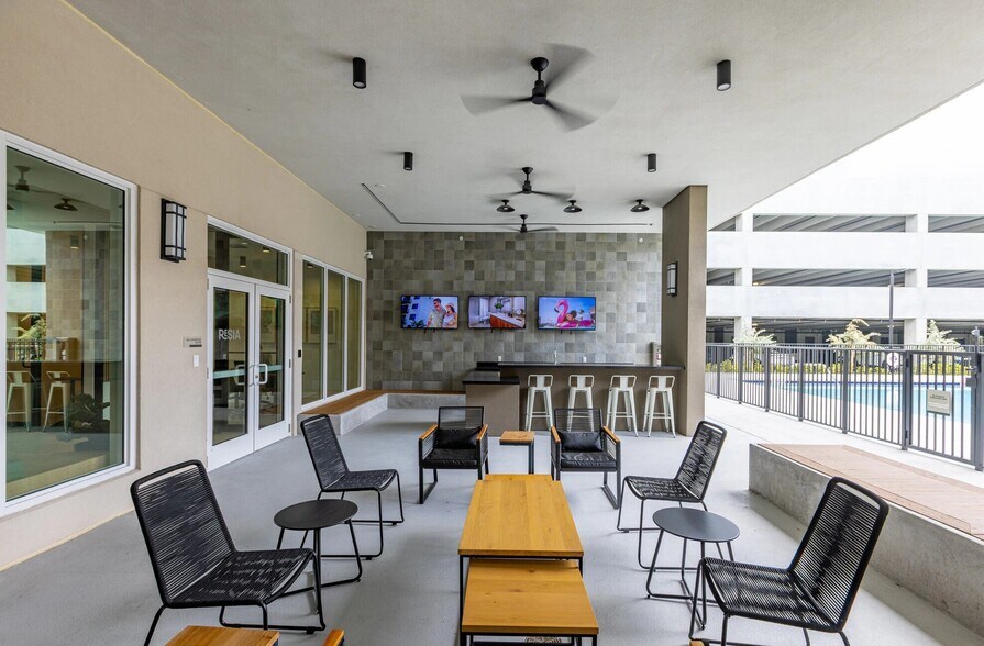 Building Photo - 375 N Biscayne River Dr