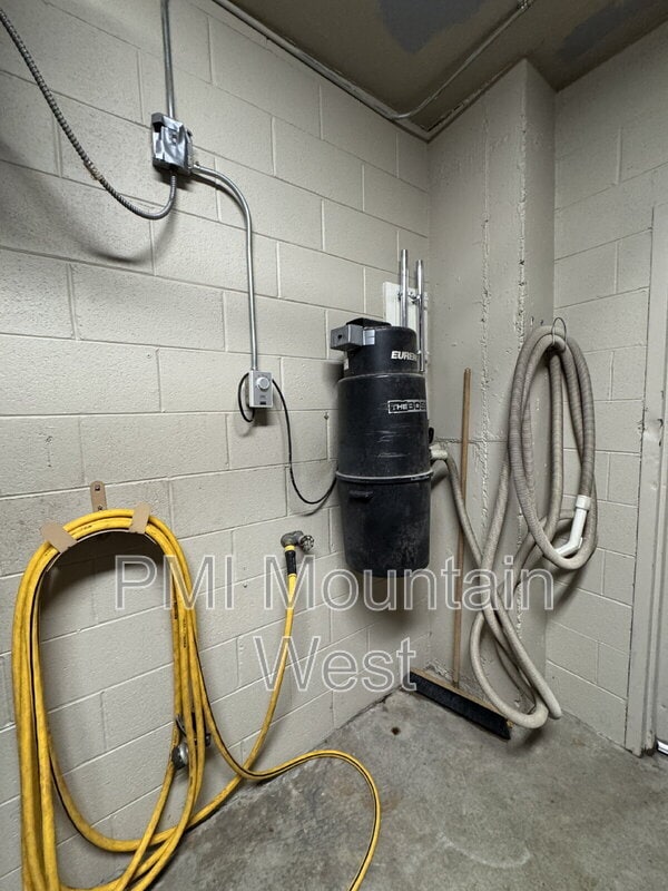 Building Photo - 171 E 3rd Ave