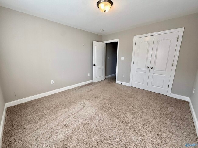 Building Photo - 5031 SE Valley Cove Dr