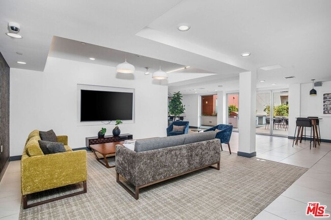 Building Photo - 453 S Kenmore Ave