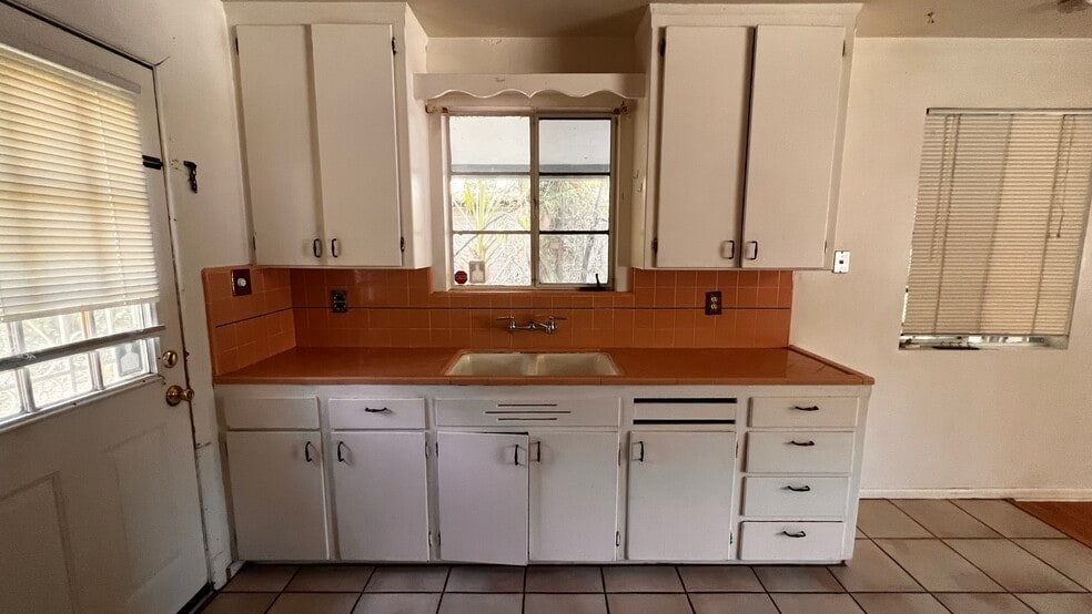 Building Photo - 1455 E Cedar St