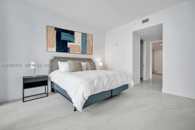 Building Photo - 17550 Collins Ave