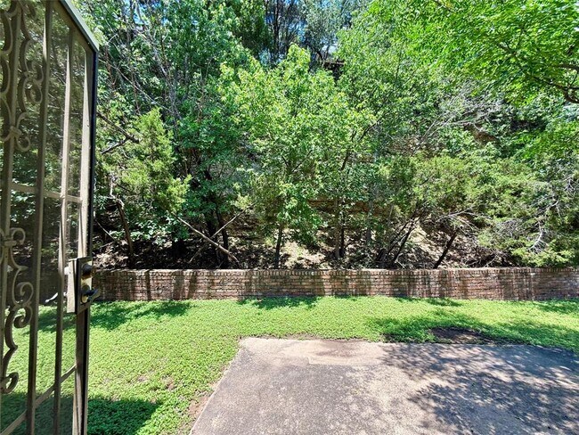 Building Photo - 3900 Knollwood Dr