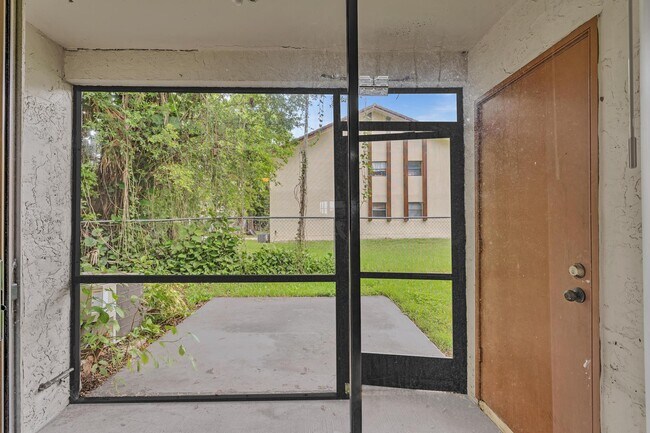 Building Photo - 2510 Riverside Dr