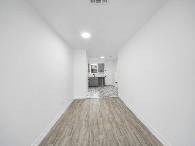 Building Photo - 1610 Crestdale Dr