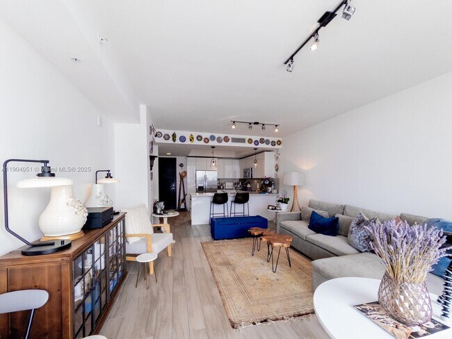 Building Photo - 999 SW 1st Ave