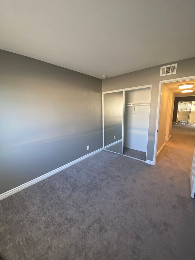Building Photo - 2 bed, 2 bath upgraded unit with community...