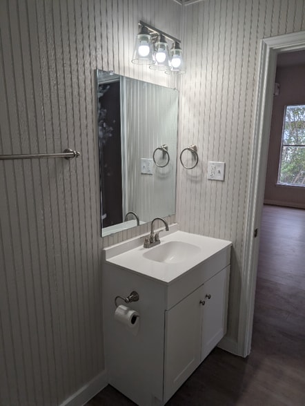 Building Photo - 1007 Bois D'Arc St