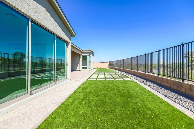 Building Photo - Luxury Living in Inspirada’s Gated Escala Community!