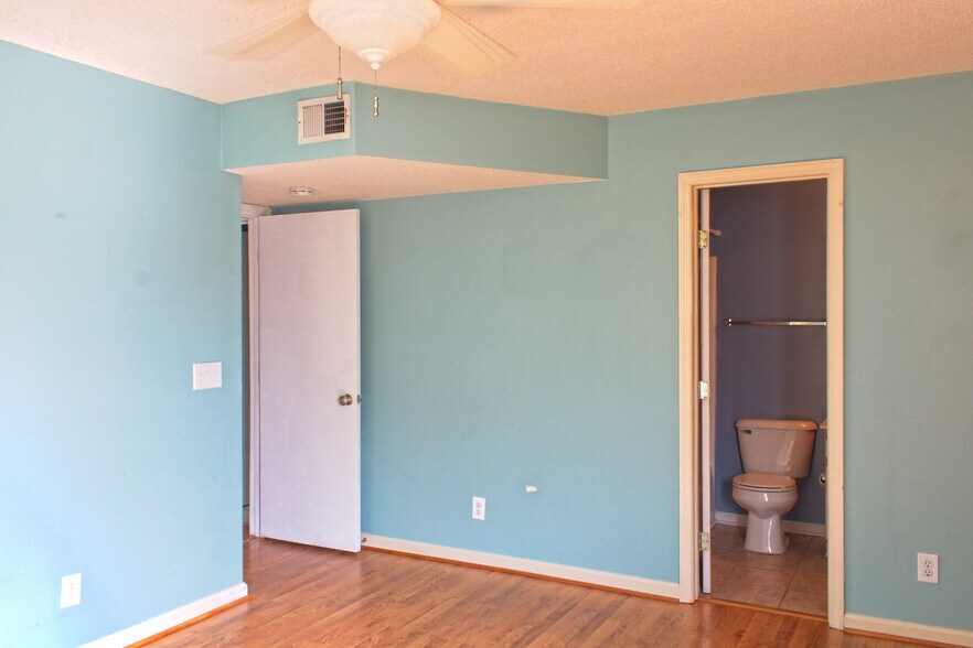 Building Photo - 2269 Essex Dr