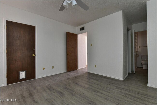 Building Photo - 6201 ESCONDIDO Dr