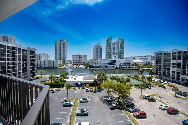 Building Photo - 600 Parkview Dr