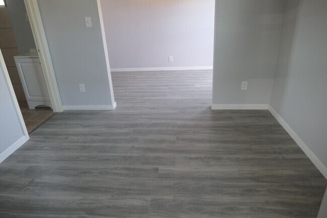 Building Photo - Studio Apartment Available. Watsonville, C...