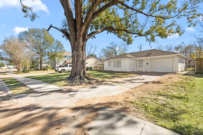 Building Photo - 6711 Schiller St