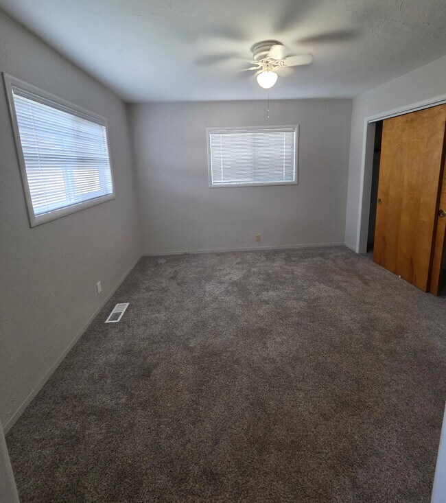 Building Photo - 300 E Lake St