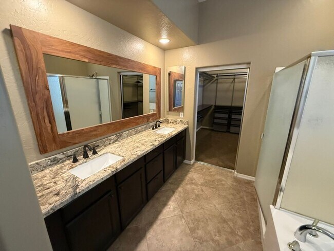 Building Photo - Beautiful 6 Bedroom - 4 Bath w/Private Poo...