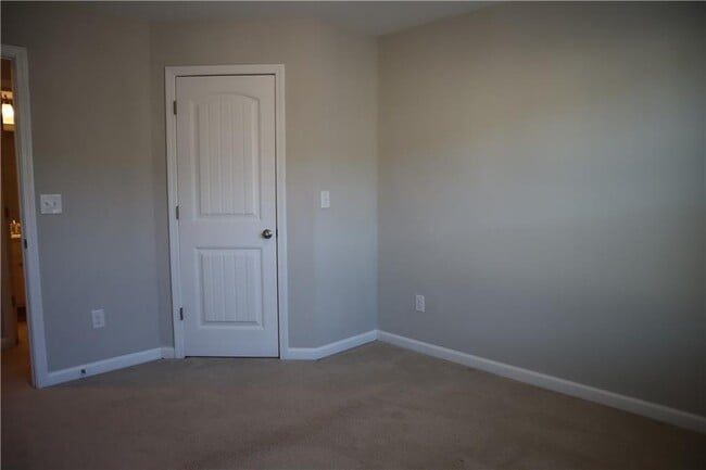 Building Photo - 561 Sunset Park Dr