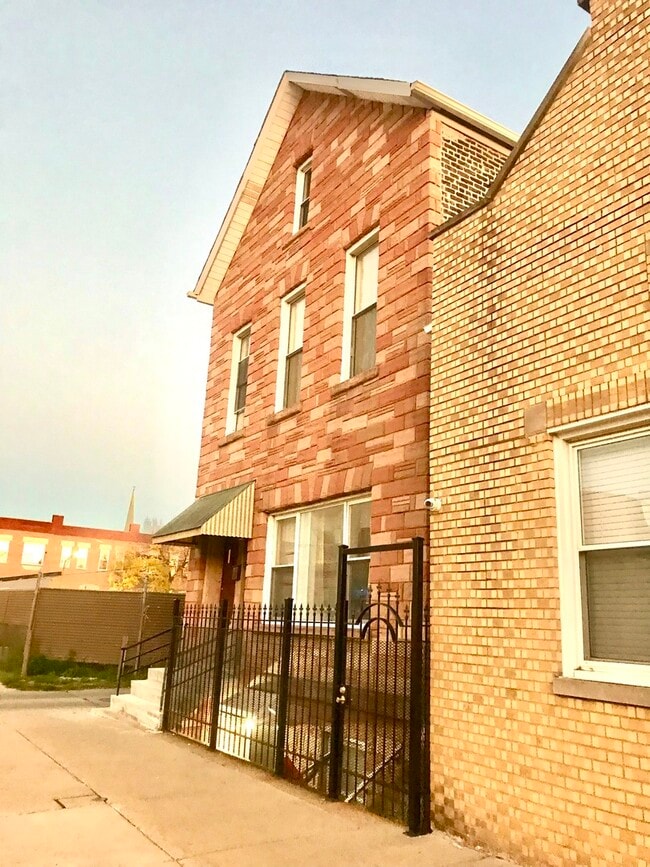 Building Photo - 1315 W 31st St